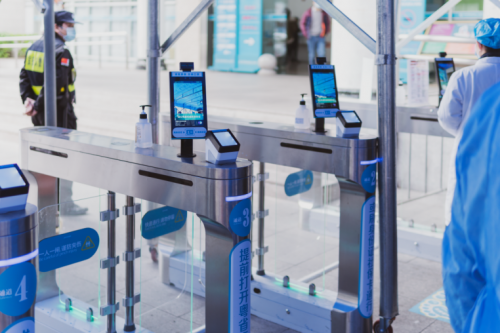 刷身份证显示健康码设备上线深圳多家医院，数字哨兵方便老人入院看病(图1)