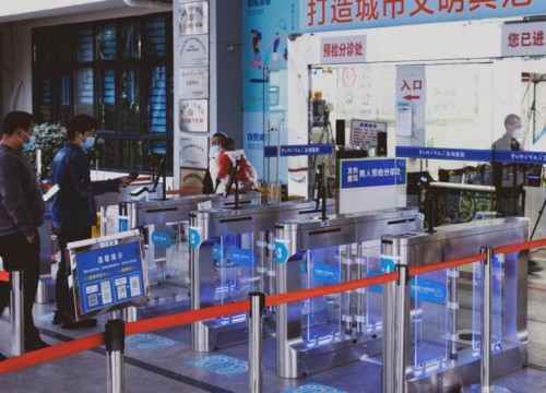 刷身份证显示健康码设备上线深圳多家医院，数字哨兵方便老人入院看病(图4)