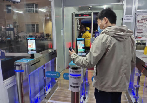 刷身份证显示健康码设备上线深圳多家医院，数字哨兵方便老人入院看病(图2)