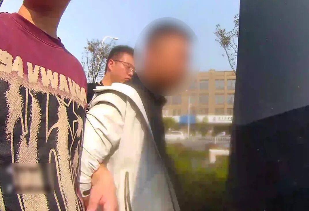 网聊“军人男友”受伤急用钱?女子9个月被骗33万 (图4) 网聊“军人男友”受伤急用钱?女子9个月被骗33万 (图4)