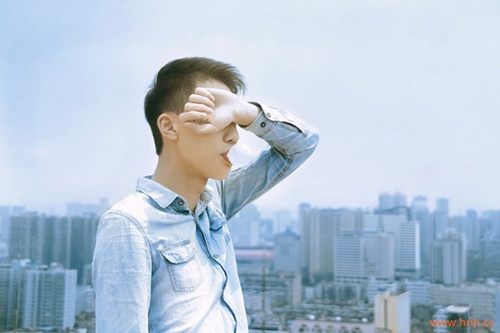 繁华的街道，孤单的背影。(图4)