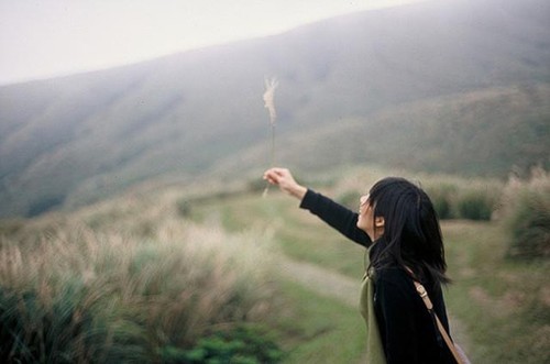 qq说说青春短语 不能拥有的人，总会忘记 说(图1)