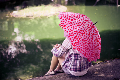 鼓励自己坚强的说说 昨天下了雨，今天刮了风，(图1)