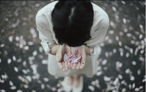 感慨爱情的句子 若他爱你，不必讨好；不爱你，(图1)
