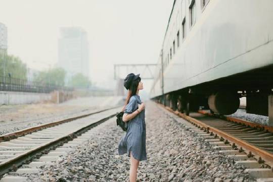 难过的qq说说：明知道我是你的将就，却还是把你(图1)