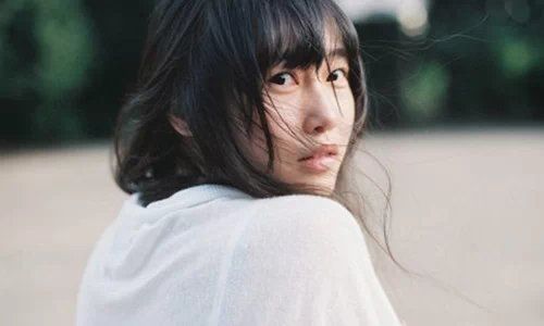 青春是一场无知的奔忙，总会留下颠沛流离的伤(图1)