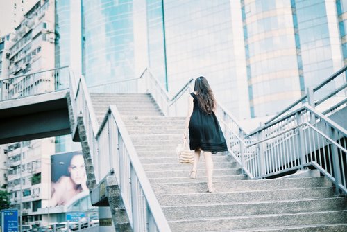 情感上受伤的爱情短语 守着回忆,维持着想念(图2) 情感上受伤的爱情短语 守着回忆,维持着想念(图2)