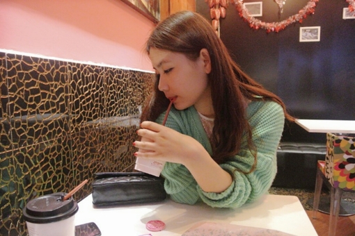 爱情悲伤的句子 走完同一条街，回到两个世界(图1)