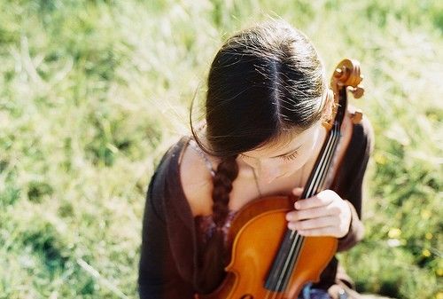 少听无谓的是非，少看无聊的争斗，少说伤人