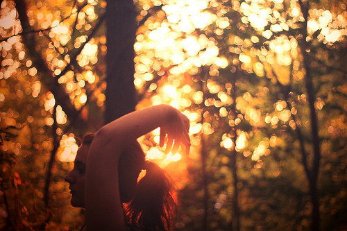 一段优美的说说 每一段回忆都像一张网 (图1)