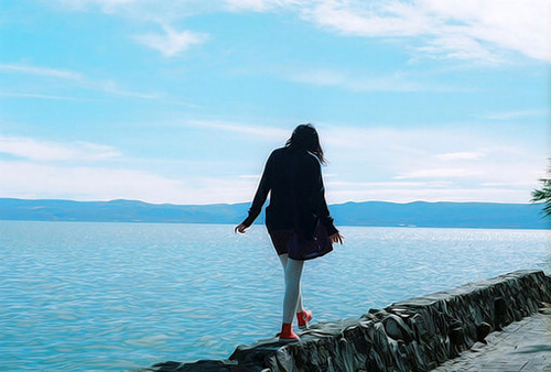 2018唯美的句子说说 那个迷失了的风筝，岁月涌动(图1)