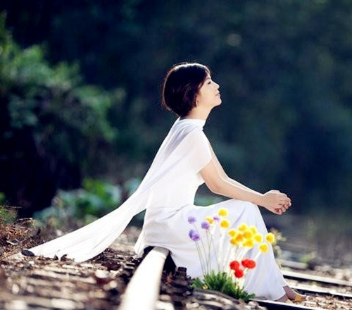 关于情绪的说说 爱错人，又怎样？ (图1)