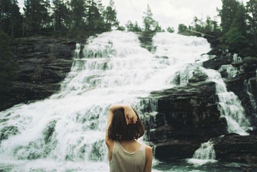 关于坚强的图片说说 