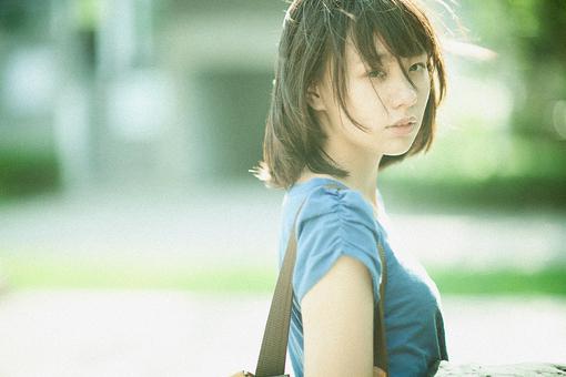 唯美生活语录 别抱怨，因为阳光透过缝隙，才能(图1)