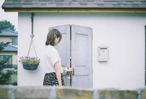 悲伤的心情说说 安静的抽离，躲到没有人的角落(图1)